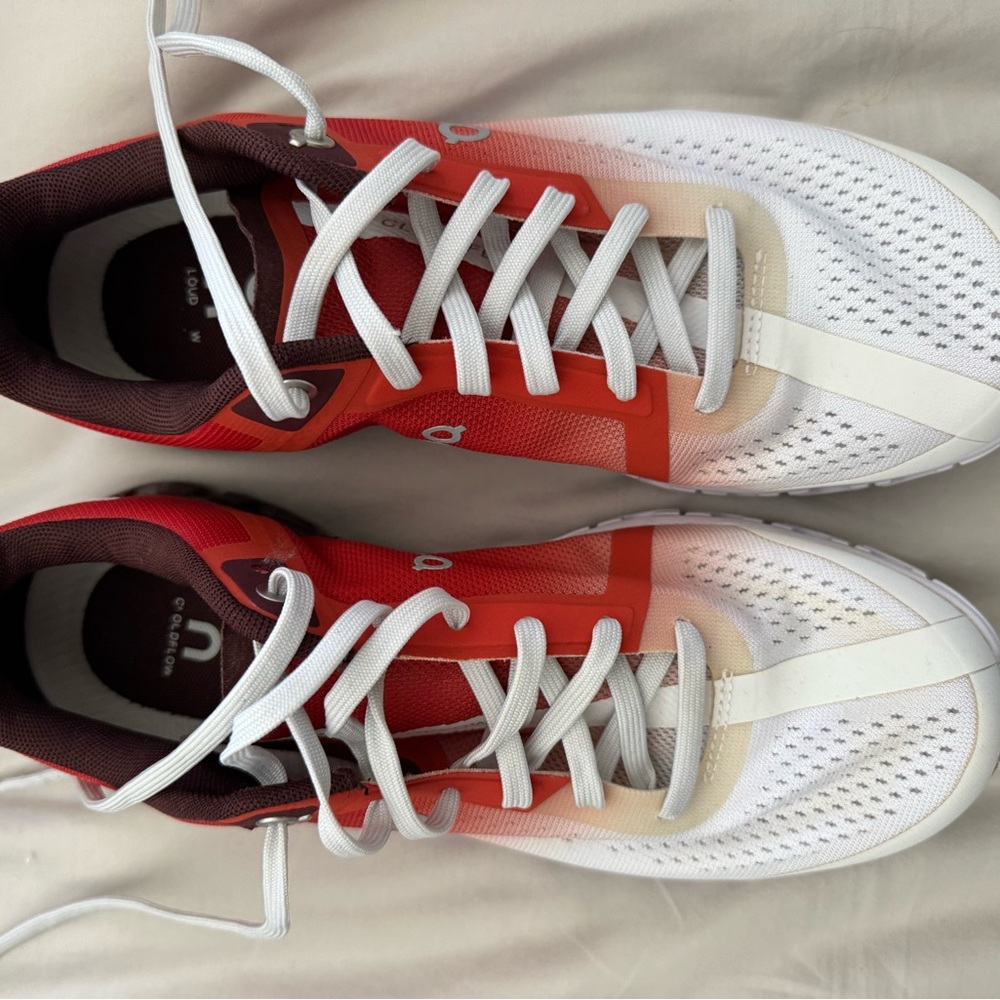 On Running Cloud Flow Rust and White Sneakers
